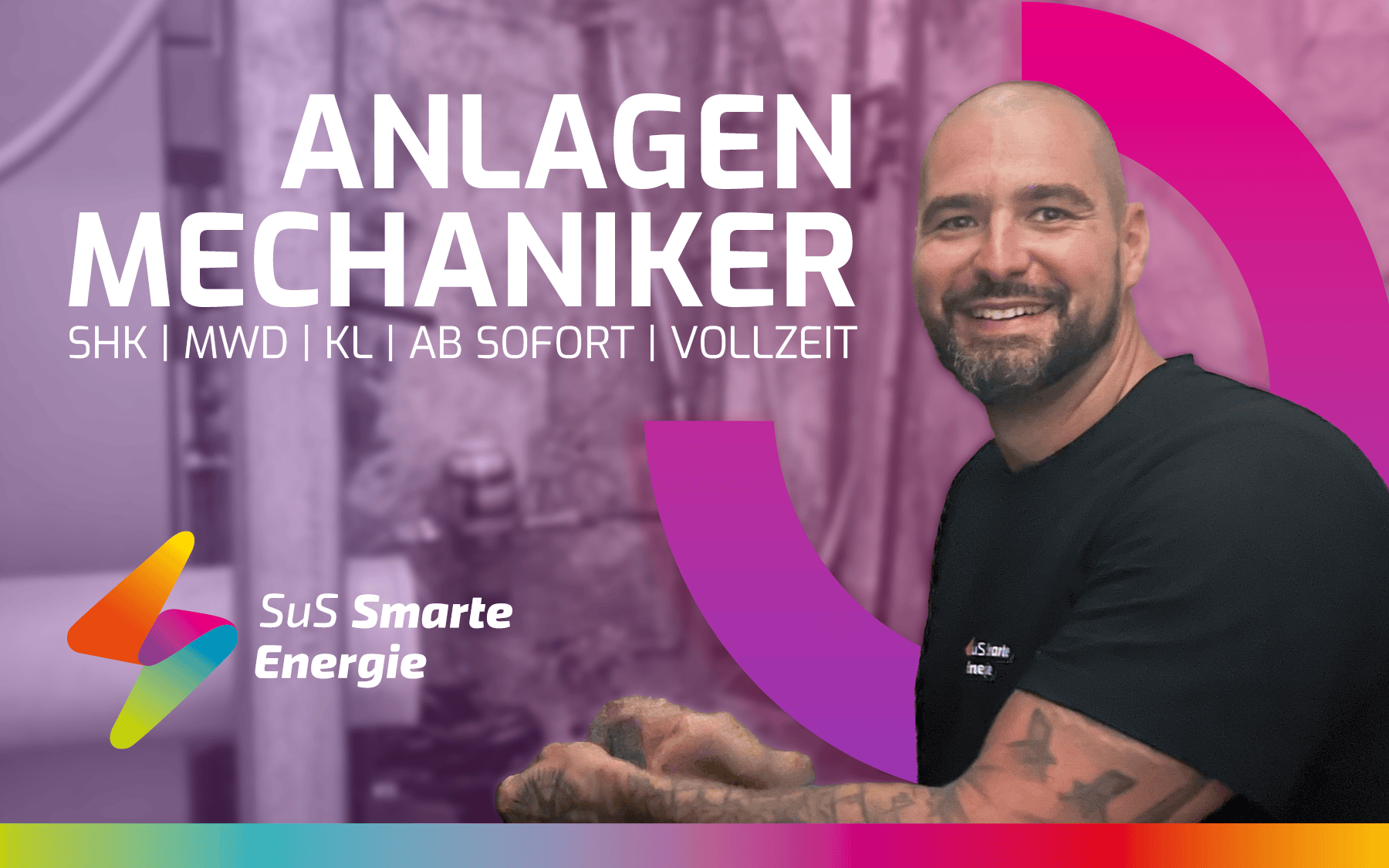 Lächelnder Mann mit Bart trägt ein schwarzes T-Shirt. Text: „ANLAGEN MECHANIKER“ und Logo von SuS Smarte Energie.