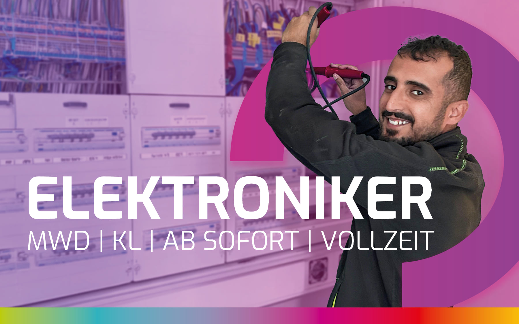 Ein Elektroniker hält ein Messgerät in der Hand, hinter ihm sind Schaltkästen mit Kabeln zu sehen. Schriftzug: "ELEKTRONIKER